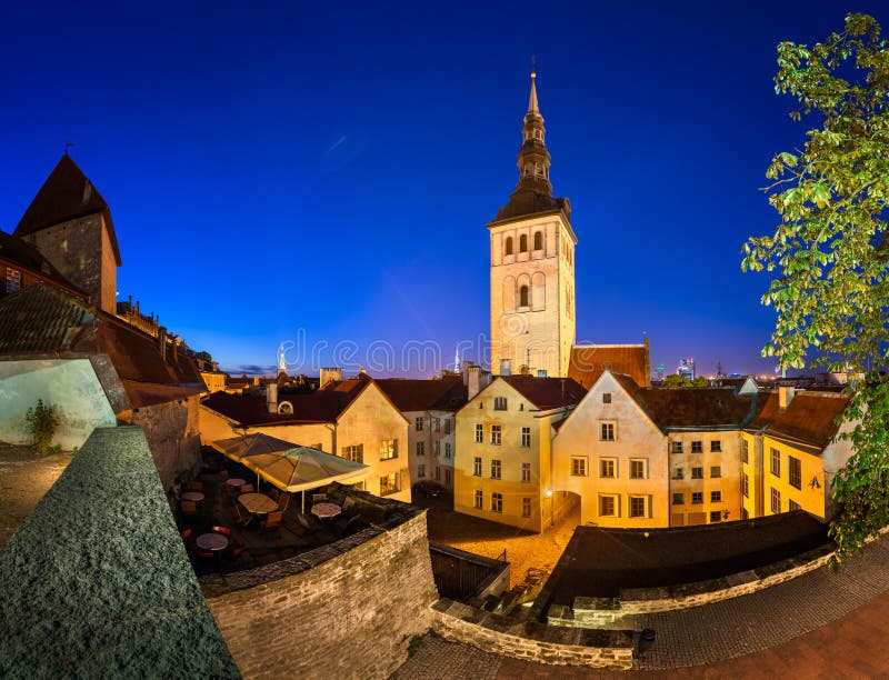 Aftonsikt av den gamla staden och St Nicholas (Niguliste) kyrkan arkivbild