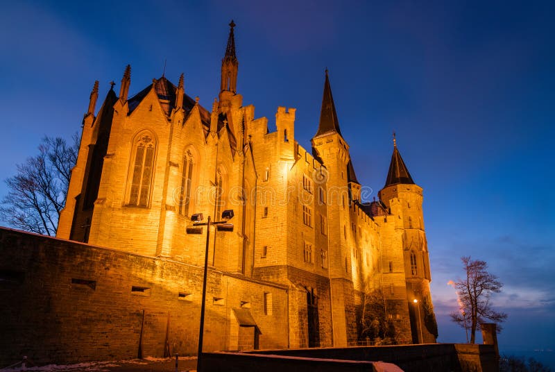 Aftonsikt av den Hohenzollern slotten i Tyskland royaltyfri fotografi Aftonsikt av den Hohenzollern slotten i Tyskland royaltyfri fotografi