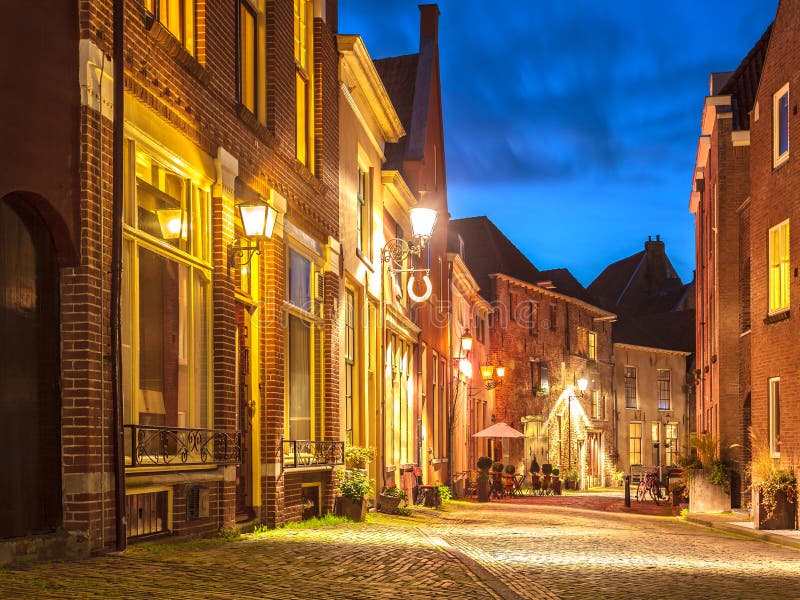 Aftonsikt av den holländska historiska stadsmitten av Deventer arkivfoton