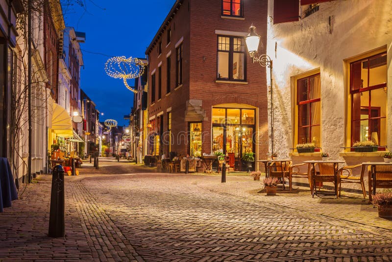 Aftonsikt av den holländska historiska stadsmitten av Deventer arkivbild
