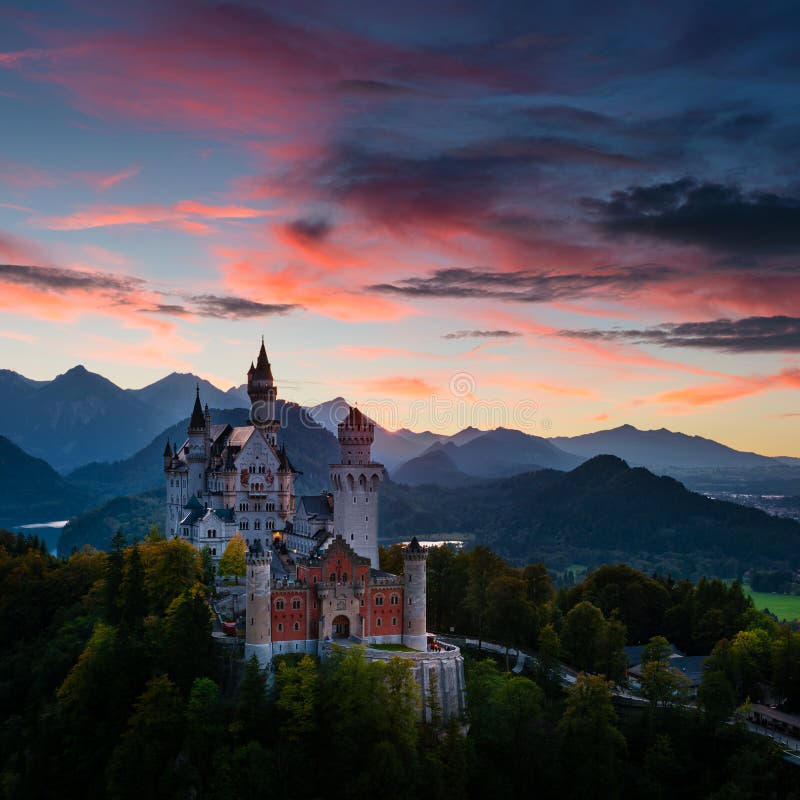 Aftonsikt av den Neuschwanstein slotten i Bayern (Tyskland) royaltyfria bilder