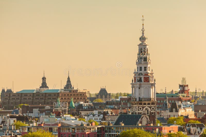 Aftonsikt av det Amsterdam centret royaltyfri foto