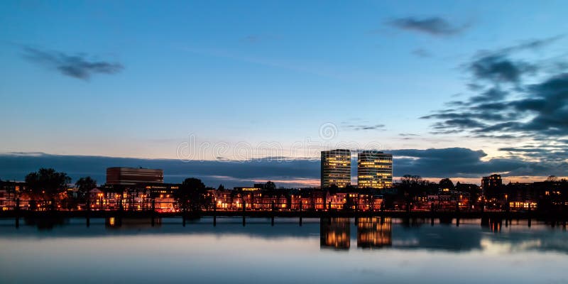 Aftonsikt av det centrala järnvägsstationområdet med kontor in fotografering för bildbyråer