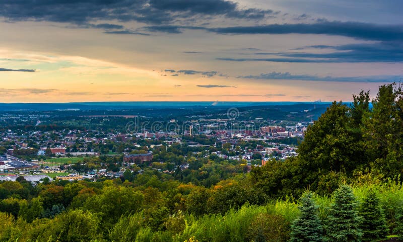 Aftonsikt av York, Pennsylvania från överkanten av världen arkivfoton