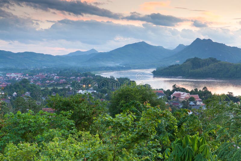 Aftonsikt över Luang Prabang, Laos royaltyfri fotografi