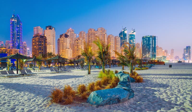 Aftonsikten på den Dubai marina och Jumeirah sätter på land i den lyxiga Dubai staden arkivfoton
