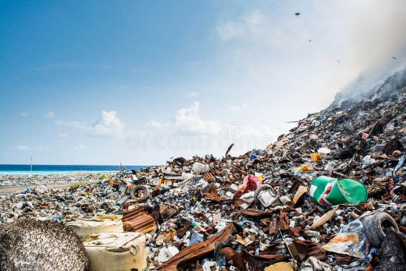 Afval bij het hoogtepunt van de huisvuilstortplaats van rook, draagstoel, plastic flessen, vuilnis en afval bij tropisch eiland stock afbeelding Afval bij het hoogtepunt van de huisvuilstortplaats van rook, draagstoel, plastic flessen, vuilnis en afval bij tropisch eiland stock afbeelding