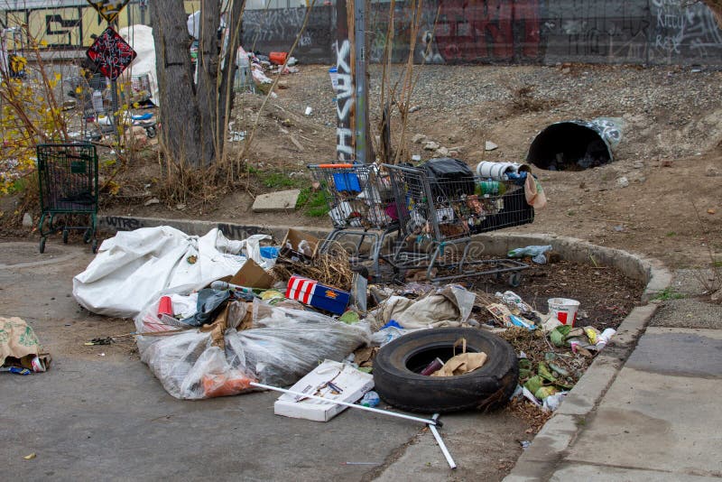Afval, puin en graffiti liggen naast een dakloos kamp op 8100 Haskell Ave