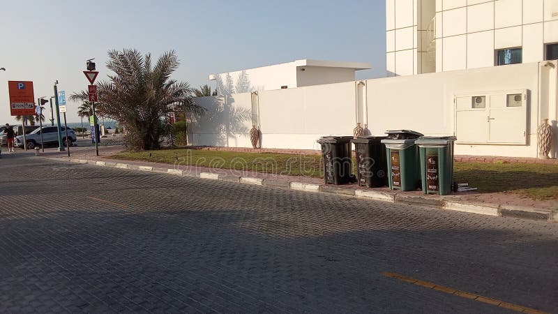 Afvaltrommel op de weg, mooi uitzicht stock afbeelding