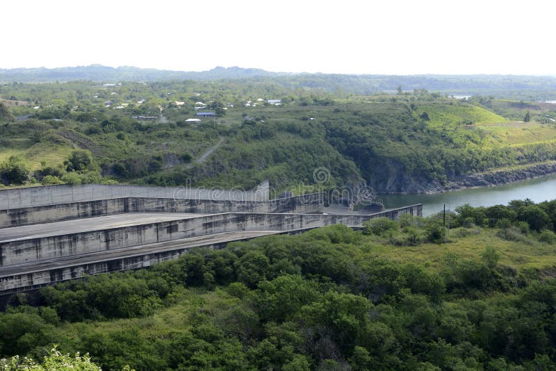Afvoerkanaal van de hydro elektrische dam van Magat in bergachtige Ifugao stock foto's Afvoerkanaal van de hydro elektrische dam van Magat in bergachtige Ifugao stock foto's