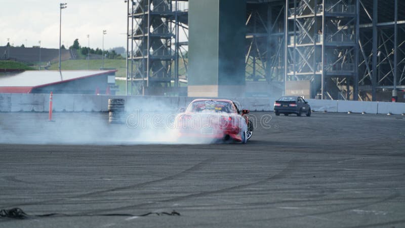 Download Afwijkingsauto in actie redactionele stock foto. Afbeelding bestaande uit spoor - 107700193