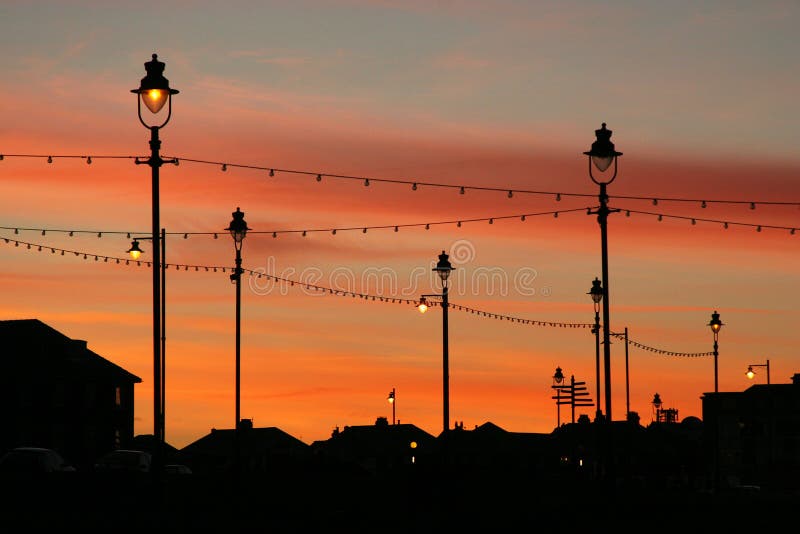 Against buildings lights red sky sunset στοκ φωτογραφία με δικαίωμα ελεύθερης χρήσης