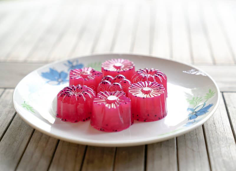 https://thumbs.dreamstime.com/b/agar-jelly-dessert-dragon-fruit-red-sweet-served-multiple-shapes-ready-to-be-eaten-141526157.jpg
