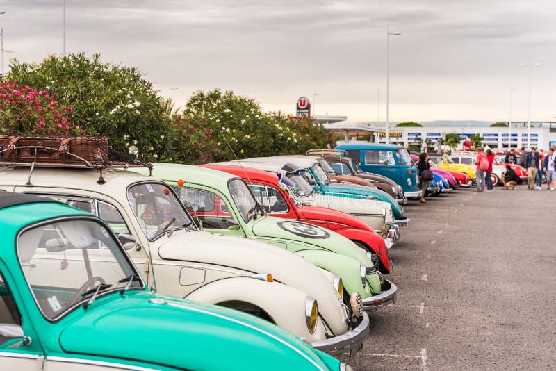 AGDE, FRANCIA - 9 DE SEPTIEMBRE DE 2017: Grupo de escarabajos de Volkswagen exhibidos durante la décimosexto reunión de Volkswage fotografía de archivo libre de regalías AGDE, FRANCIA - 9 DE SEPTIEMBRE DE 2017: Grupo de escarabajos de Volkswagen exhibidos durante la décimosexto reunión de Volkswage fotografía de archivo libre de regalías