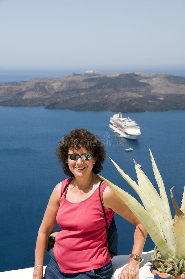 age greece middle santorini smiling tourist στοκ φωτογραφία με δικαίωμα ελεύθερης χρήσης age greece middle santorini smiling tourist στοκ φωτογραφία με δικαίωμα ελεύθερης χρήσης