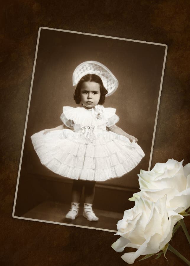 Viejo antiguo una foto presente pequeno posando blanco cordón ropa.