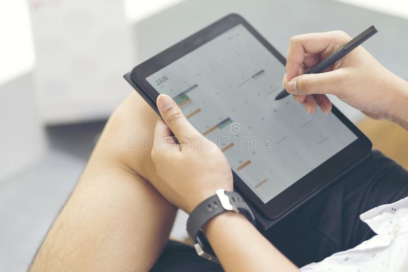 Agenda e programação do planeamento do homem usando o planejador de evento do calendário M imagens de stock Agenda e programação do planeamento do homem usando o planejador de evento do calendário M imagens de stock
