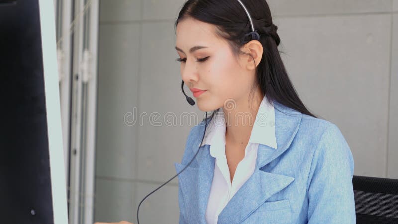 Agent de asistență pentru clienți sau centru de apeluri cu căști. Agent de asistență pentru clienți sau centru de apeluri cu cască pe computer desktop, în timp ce acceptă clientul prin telefon. concept de reprezentant al activității operatorului.