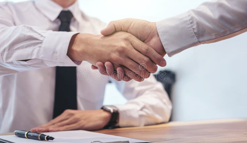 Agent et client d'agent immobilier se serrant la main après signin images stock Agent et client d'agent immobilier se serrant la main après signin images stock