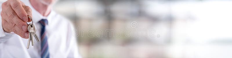 Agent immobilier réel donnant des clés de maison image stock Agent immobilier réel donnant des clés de maison image stock