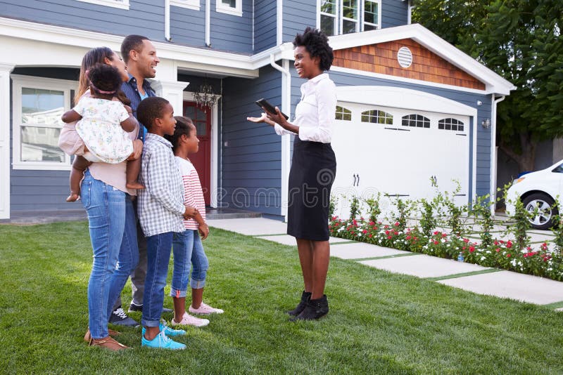 Agent nieruchomości pokazuje rodzinie dom