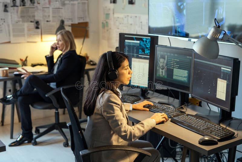 Agent serios al serviciului de informații aflat în fața monitoarelor computerizate royalty free stock image