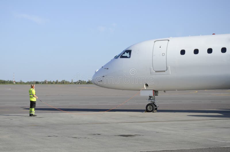 Personal de rampa con avión fotos de archivo