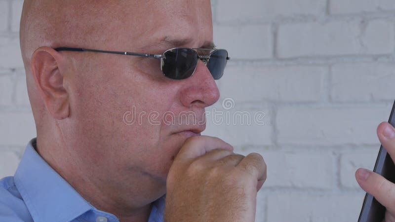 Agente de seguridad confiado Reading Cellphone Text fotografía de archivo libre de regalías Agente de seguridad confiado Reading Cellphone Text fotografía de archivo libre de regalías