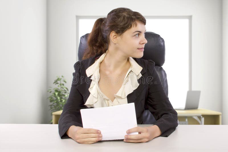 Agente di scrittura femminile in un ufficio fotografia stock Agente di scrittura femminile in un ufficio fotografia stock