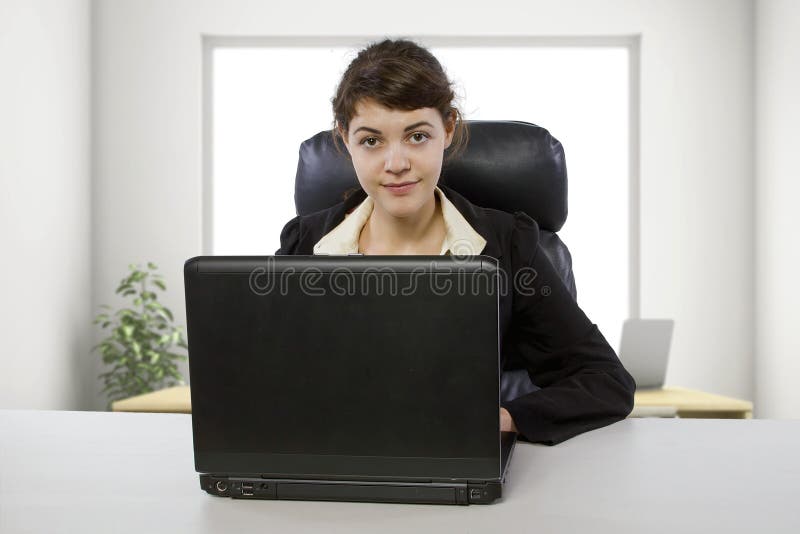 Agente di scrittura femminile in un ufficio immagine stock libera da diritti Agente di scrittura femminile in un ufficio immagine stock libera da diritti