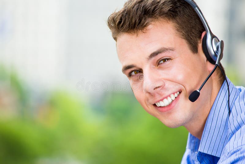 Agente do representante ou do centro de atendimento de serviço ao cliente ou apoio ou operador com os auriculares no balcão exteri fotografia de stock royalty free Agente do representante ou do centro de atendimento de serviço ao cliente ou apoio ou operador com os auriculares no balcão exteri fotografia de stock royalty free