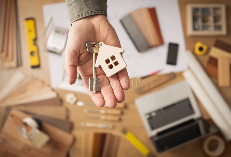 Agente immobiliare con la chiave della casa