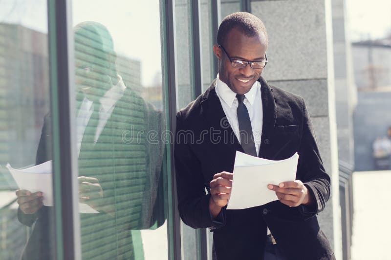 Agente immobiliare con le carte immagini stock libere da diritti Agente immobiliare con le carte immagini stock libere da diritti