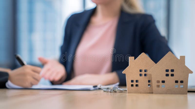 Agente inmobiliario propone al cliente firmar el contrato, Firmando el formulario de contrato para comprar una casa, casa móvil o