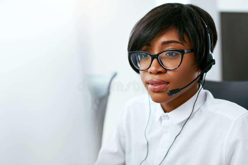 Agente Working On Hotline del centro de atención telefónica