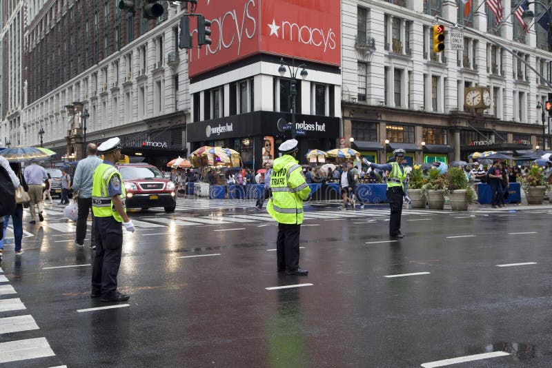 Trafego Da Rua Durante A Tempestade Da Neve Em New York Imagem De Stock Editorial Imagem De Inverno Baixo