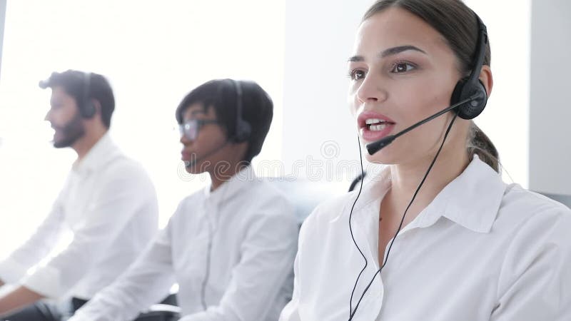 Agentes do centro de atendimento que consultam clientes na linha de apoio ao cliente no escritório