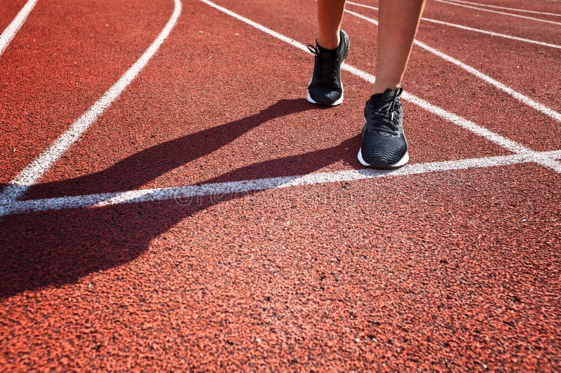 Agentvoeten die op renbaanclose-up lopen op schoen De vrouwengeschiktheid stoot het concept van trainingwelness aan stock foto Agentvoeten die op renbaanclose-up lopen op schoen De vrouwengeschiktheid stoot het concept van trainingwelness aan stock foto