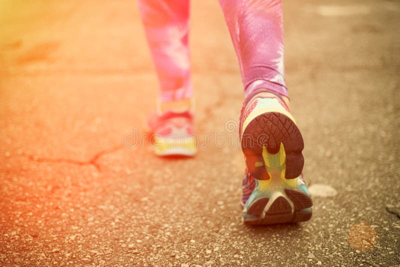 Agentvoeten die op wegclose-up lopen op schoenen stock afbeelding Agentvoeten die op wegclose-up lopen op schoenen stock afbeelding