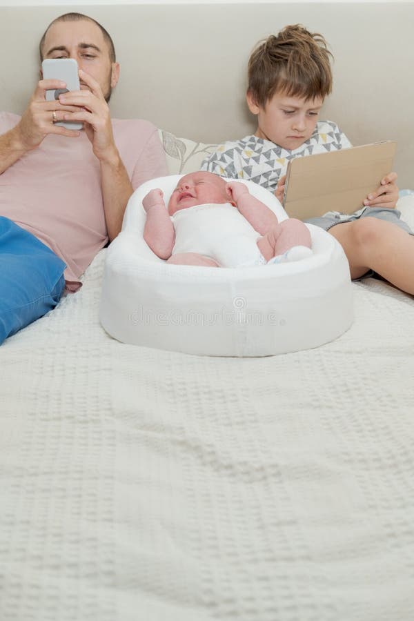 Aggiunta del Internet Papà con il figlio esaminare il telefono vicino a gridare immagini stock libere da diritti Aggiunta del Internet Papà con il figlio esaminare il telefono vicino a gridare immagini stock libere da diritti