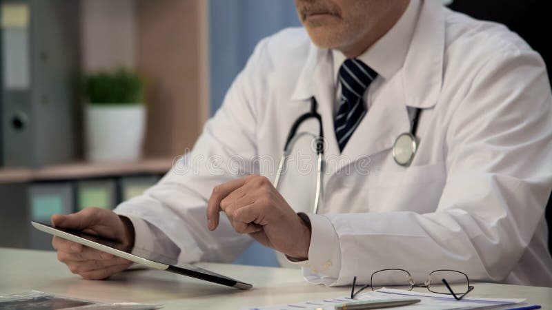 Aggiusti il app medico d'esame sulla compressa, innovazioni nei servizi di sanità immagine stock libera da diritti Aggiusti il app medico d'esame sulla compressa, innovazioni nei servizi di sanità immagine stock libera da diritti