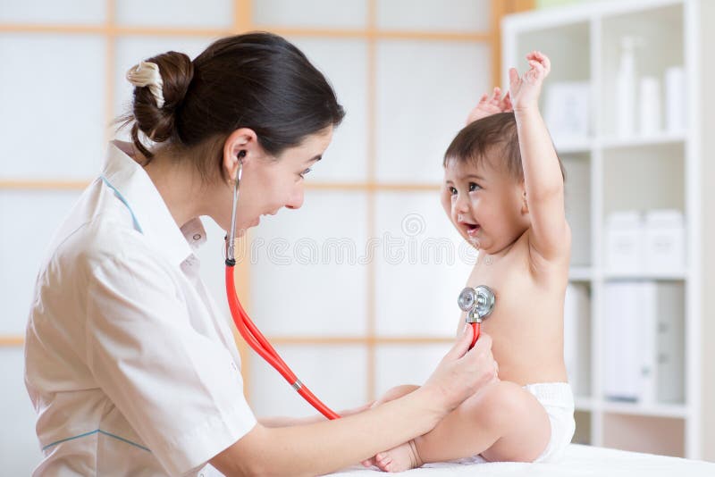Aggiusti il battito cardiaco d'esame della donna del bambino con lo stetoscopio
