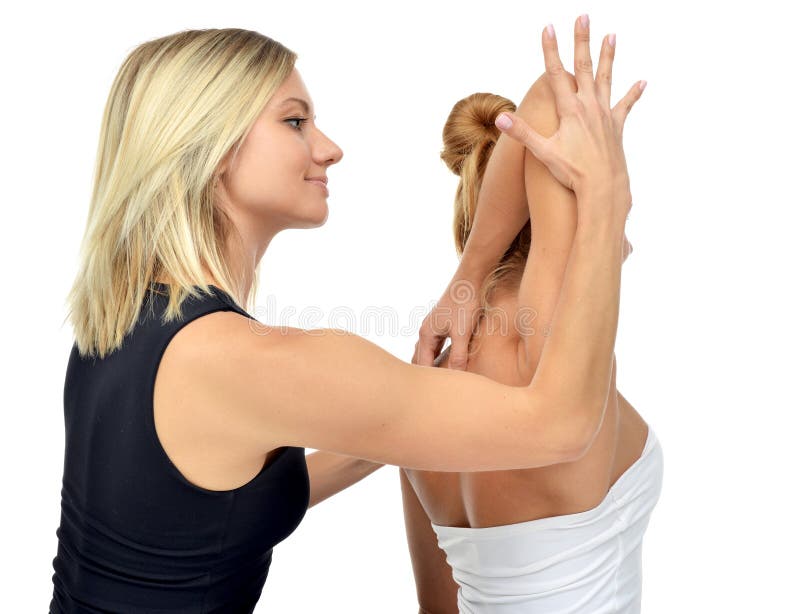 Aggiusti il fisioterapista che allunga una giovane donna di sport isolata fotografia stock Aggiusti il fisioterapista che allunga una giovane donna di sport isolata fotografia stock