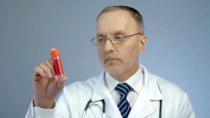 Aggiusti l'esame della fiala con il campione di sangue donato per l'analisi, consapevolezza di HIV fotografia stock libera da diritti Aggiusti l'esame della fiala con il campione di sangue donato per l'analisi, consapevolezza di HIV fotografia stock libera da diritti