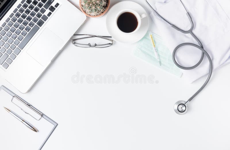 Aggiusti la tavola dello scrittorio con lo stetoscopio, il caffè, abito medico e non fotografia stock libera da diritti Aggiusti la tavola dello scrittorio con lo stetoscopio, il caffè, abito medico e non fotografia stock libera da diritti