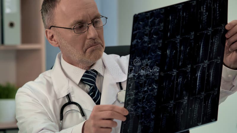Aggiusti lo studio del mri malato dei pazienti, ritrovamenti danneggiano in vertebra cervicale, sistemi diagnostici fotografia stock libera da diritti Aggiusti lo studio del mri malato dei pazienti, ritrovamenti danneggiano in vertebra cervicale, sistemi diagnostici fotografia stock libera da diritti