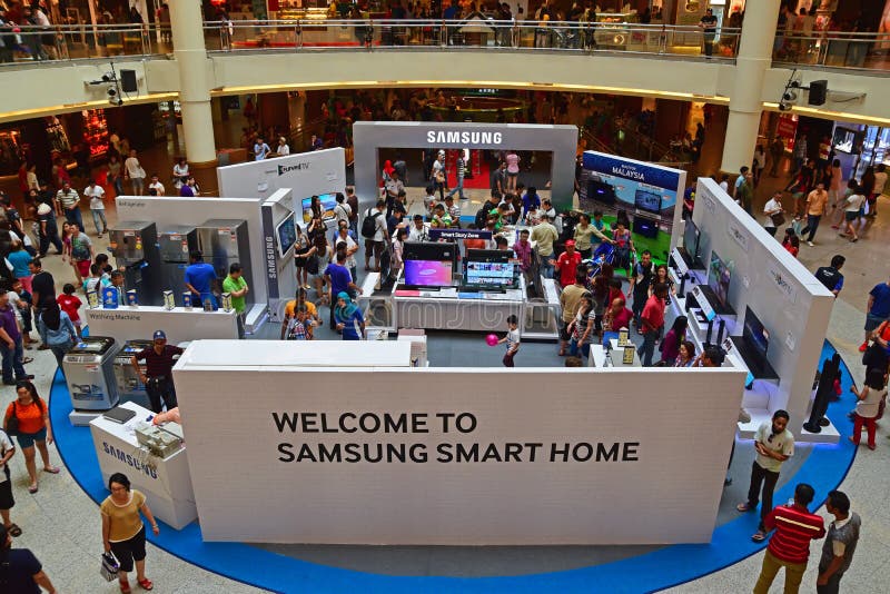 Aggressive fördernde Messe Samsungs in Asien für ihre späteste INTELLIGENTE Produktserie des inländischen Produkts lizenzfreie stockbilder Aggressive fördernde Messe Samsungs in Asien für ihre späteste INTELLIGENTE Produktserie des inländischen Produkts lizenzfreie stockbilder