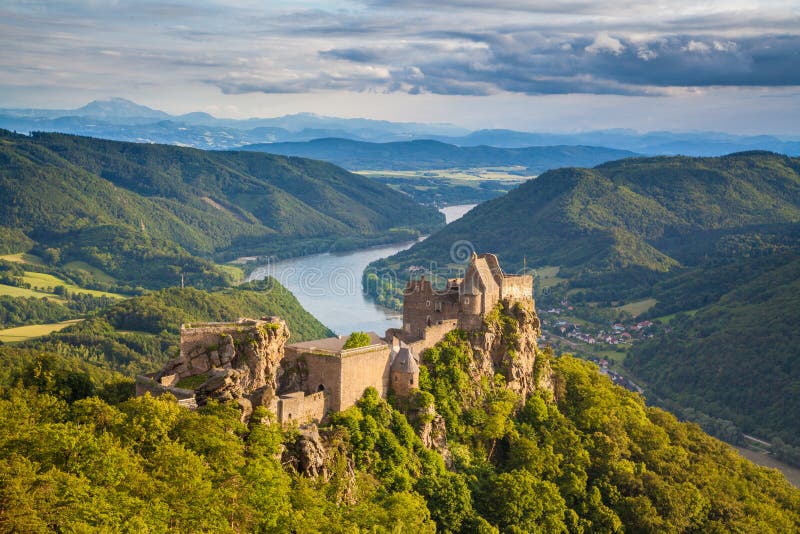 Clásico vista aérea de castillo famoso danubio un rio en en hermoso dorado la luz sobre el atardecer en el verano, el valle, más bajo región,.