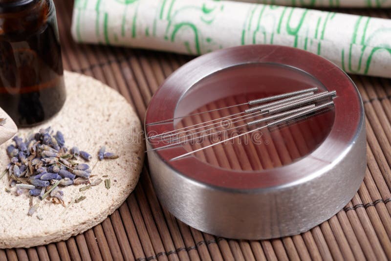 Aghi di agopuntura, bastoni di moxa e lavanda fotografia stock libera da diritti Aghi di agopuntura, bastoni di moxa e lavanda fotografia stock libera da diritti