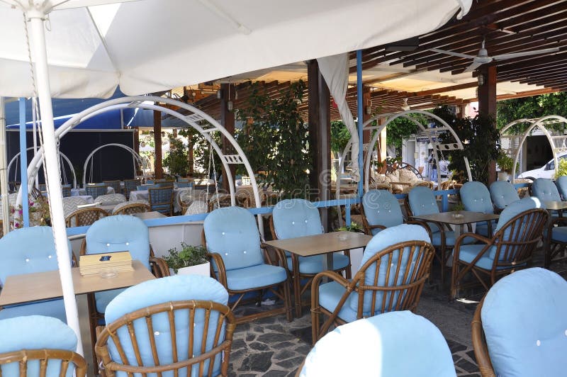 Agios Nikolaos, il 31 agosto: Ristorante del centro del terrazzo da Agios Nikolaos pittoresco sull'isola di Creta fotografie stock Agios Nikolaos, il 31 agosto: Ristorante del centro del terrazzo da Agios Nikolaos pittoresco sull'isola di Creta fotografie stock